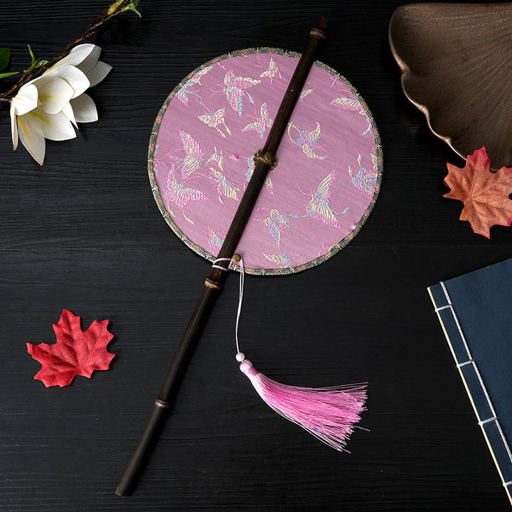 Buddha Stones手作り 花 桃色 ビワ 鳥 鶴 蝶柄 長い紫色の竹製ハンドル 携帯用 巻き上げ式扇風機