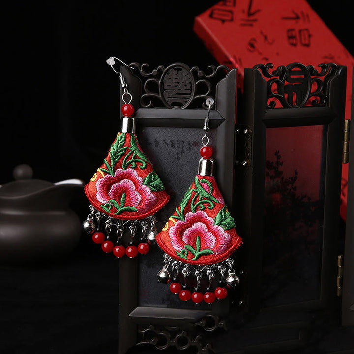 Buddha Stonesハンドメイドのイ族刺繍フラワーハーモニーイヤリング - 赤と赤の花(合金支柱) - image 4