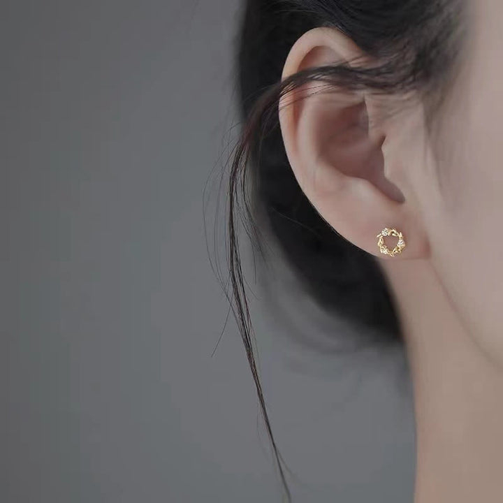 Buddha Stones925 スターリングシルバー ポスト 銅メタル タイニーリース スタッド 祝福フラワー イヤリング