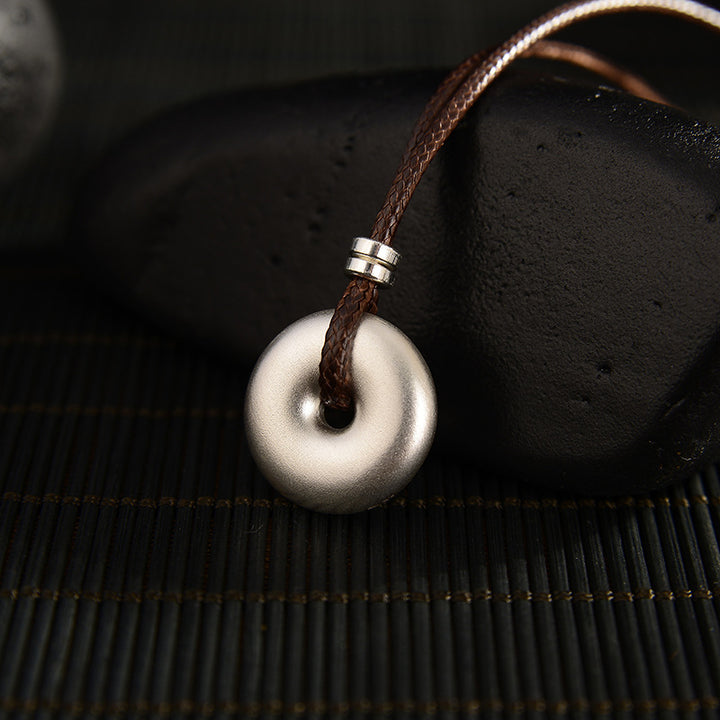 Buddha Stones999スターリングシルバー ラウンドピースバックルプロテクションネックレスペンダント