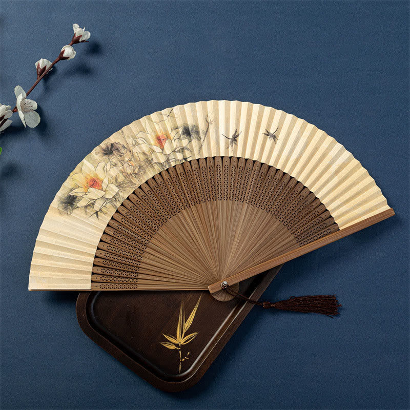 Buddha Stones、蓮、トンボ、雁、梅の花、手持ちシルク竹扇子 22.5cm - 蓮とトンボ 22.5cm - 標準タッセル（タッセルの色はランダム） - image 1