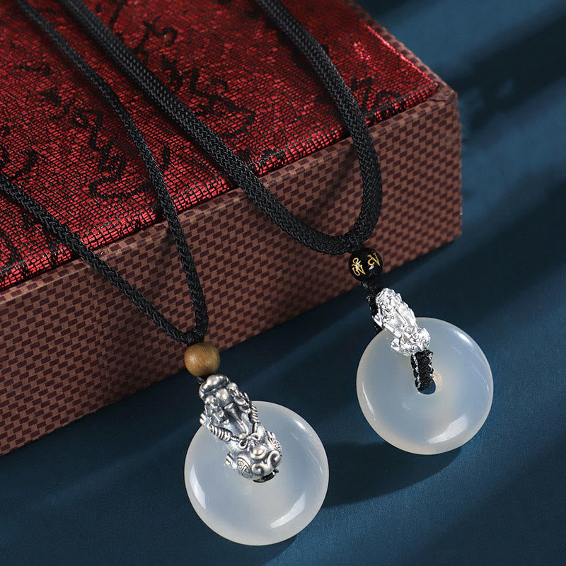 Buddha Stonesホワイトアゲート 999 スターリングシルバー ブラックオニキス グリーンサンダルウッド Pi Xiu平和のお守りチャーム六つの真実の言葉 ネックレス ペンダント - image 9