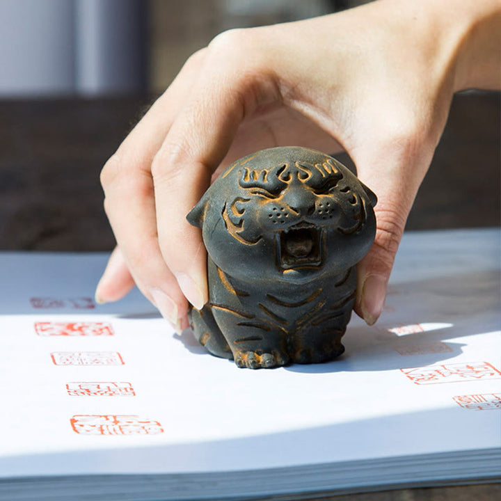 Buddha Stones ミニ虎の樹脂置物｜鉄粉入り・錆加工風インテリアオブジェ