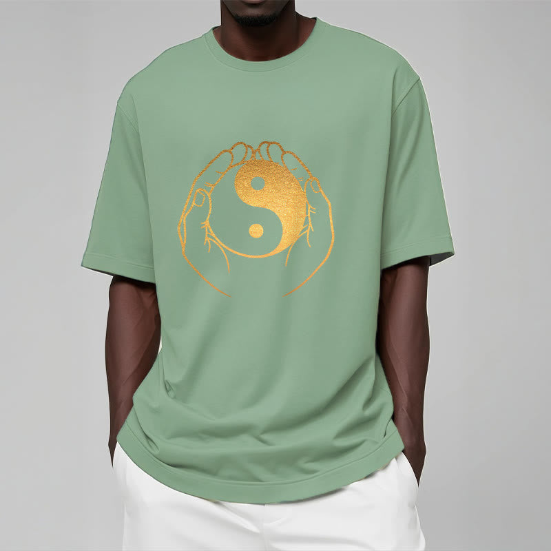 黄金の陰陽を握るBuddha Stonesの手Tシャツ - image 16
