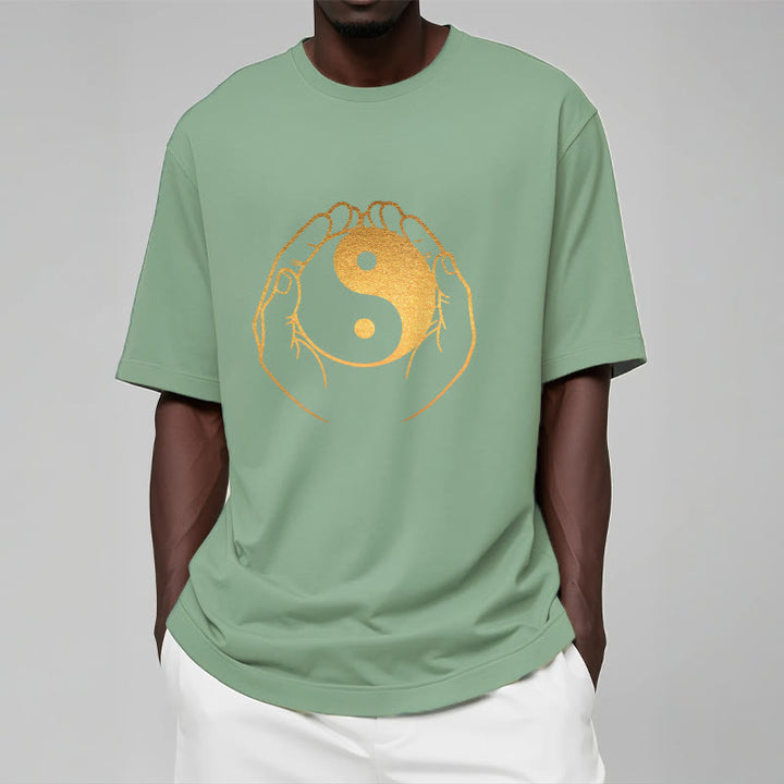 黄金の陰陽を握るBuddha Stonesの手Tシャツ - image 16