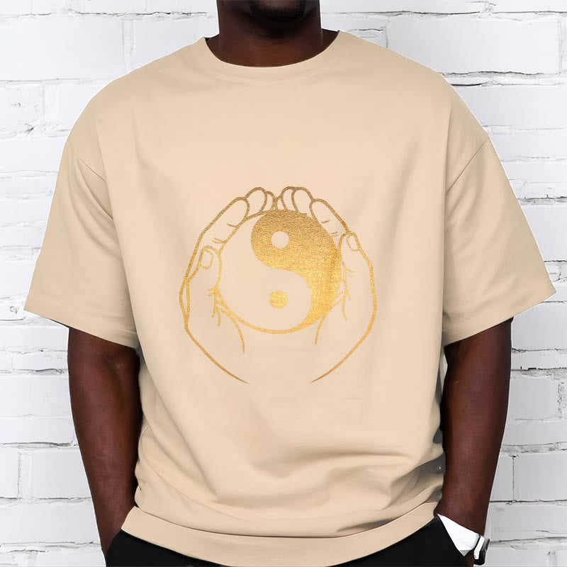 黄金の陰陽を握るBuddha Stonesの手Tシャツ - image 14