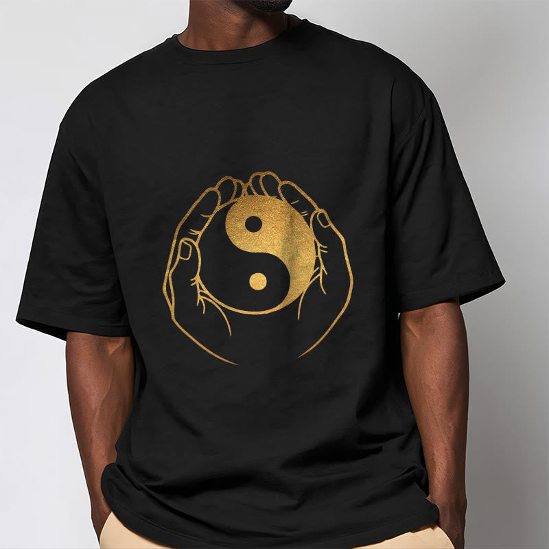 黄金の陰陽を握るBuddha Stonesの手Tシャツ - image 2