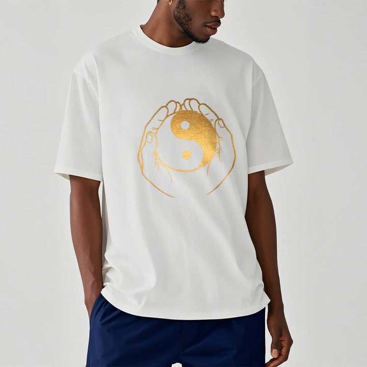 黄金の陰陽を握るBuddha Stonesの手Tシャツ - image 8