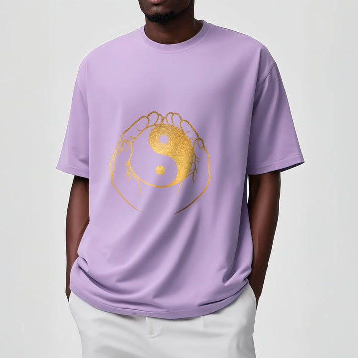 黄金の陰陽を握るBuddha Stonesの手Tシャツ - image 19