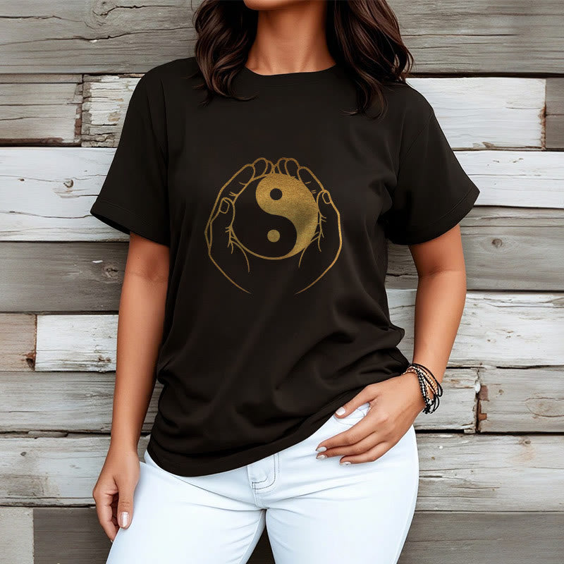 黄金の陰陽を握るBuddha Stonesの手Tシャツ - image 4