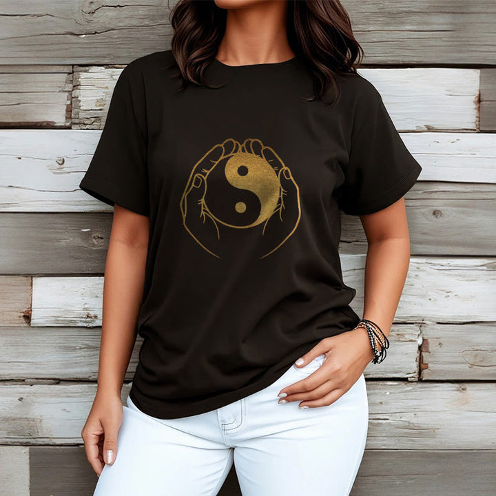 黄金の陰陽を握るBuddha Stonesの手Tシャツ - image 4