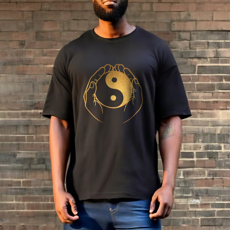 黄金の陰陽を握るBuddha Stonesの手Tシャツ - image 3