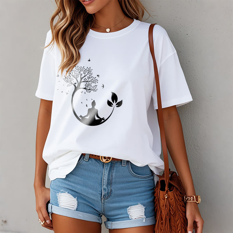 Buddha Stones、木の中で瞑想する仏陀の模様のコットンTシャツ - image 3