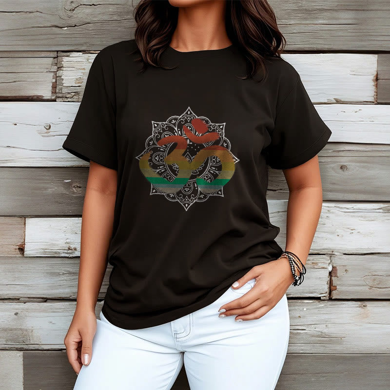 Buddha Stonesのグラデーションカラーのオームサンスクリットマンダラ背景パターンコットンTシャツ - image 7