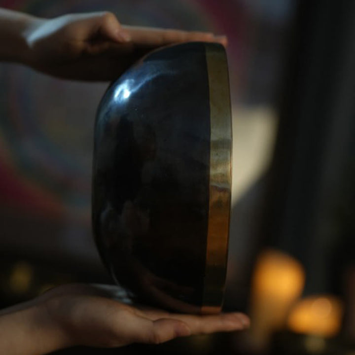 Buddha Stones 手作りのネパール製シンギングボウル シンプルな模様 ヒーリングと瞑想のためのサウンドボウルセット - image 4