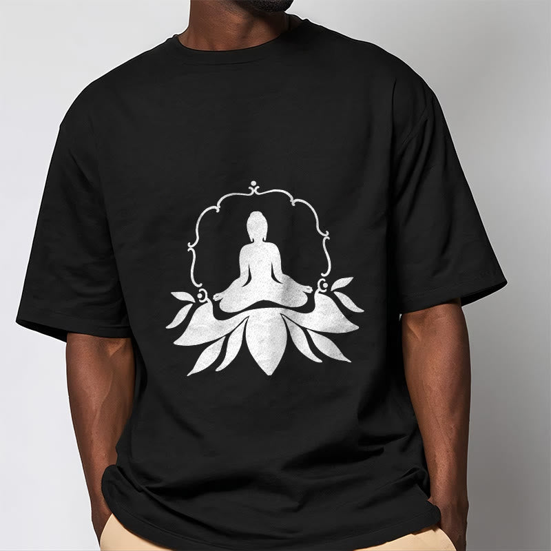 草の上に座るBuddha StonesTシャツ - image 2