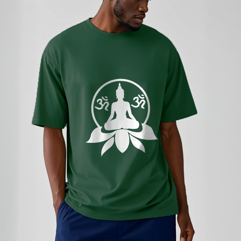 Buddha Stones、 OMシンボル、サンスクリット語のマントラ、蓮の花に座る仏陀のデザインTシャツ - image 1