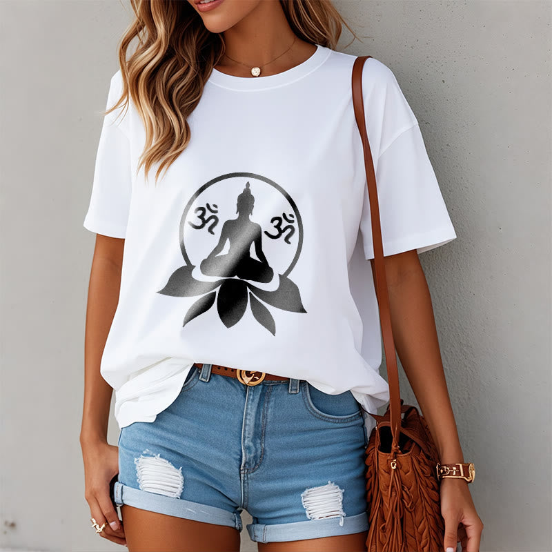 Buddha Stones、 OMシンボル、サンスクリット語のマントラ、蓮の花に座る仏陀のデザインTシャツ - image 5
