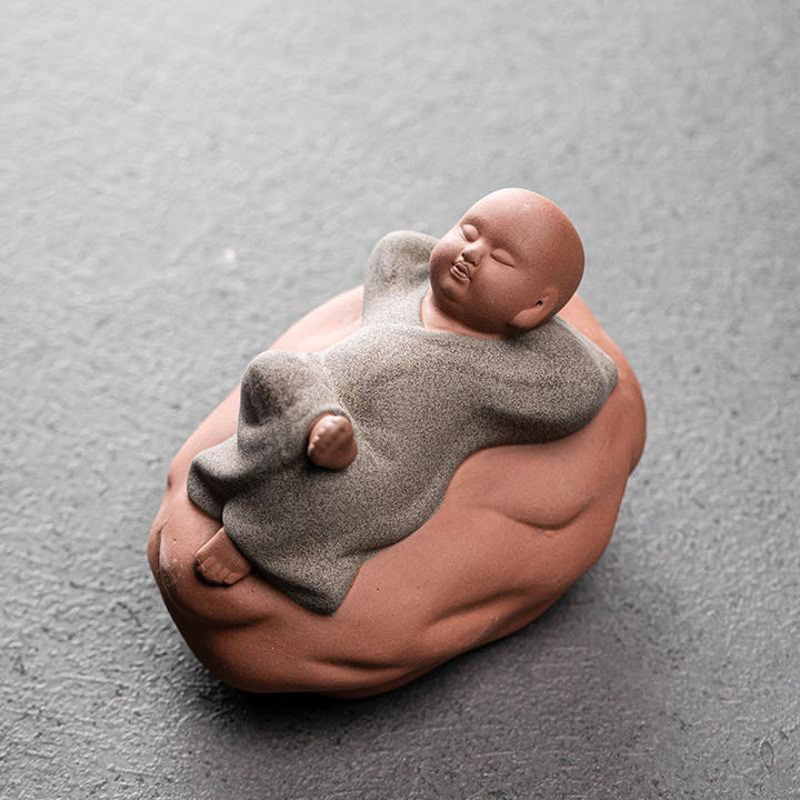 見上げるBuddha Stones休息中の僧侶 陶器像 慈悲の心 室内装飾 - レストグレーモンク 8.2×6.2×6.2cm - image 13