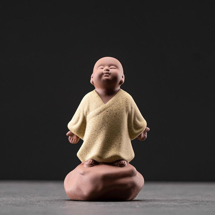 見上げるBuddha Stones休息中の僧侶 陶器像 慈悲の心 室内装飾 - 見上げる黄色いモンク 6.5*4.5*10cm - image 0