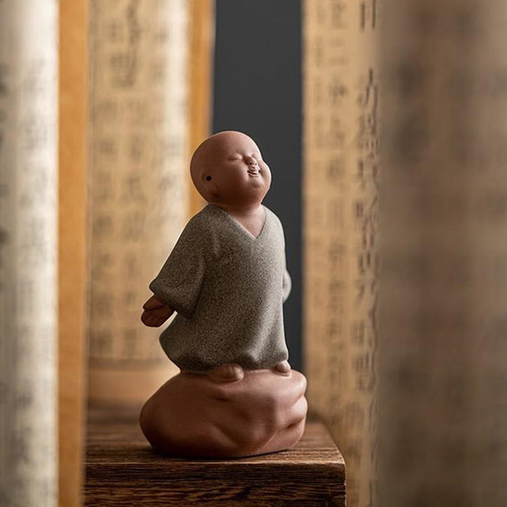 見上げるBuddha Stones休息中の僧侶 陶器像 慈悲の心 室内装飾 - image 3