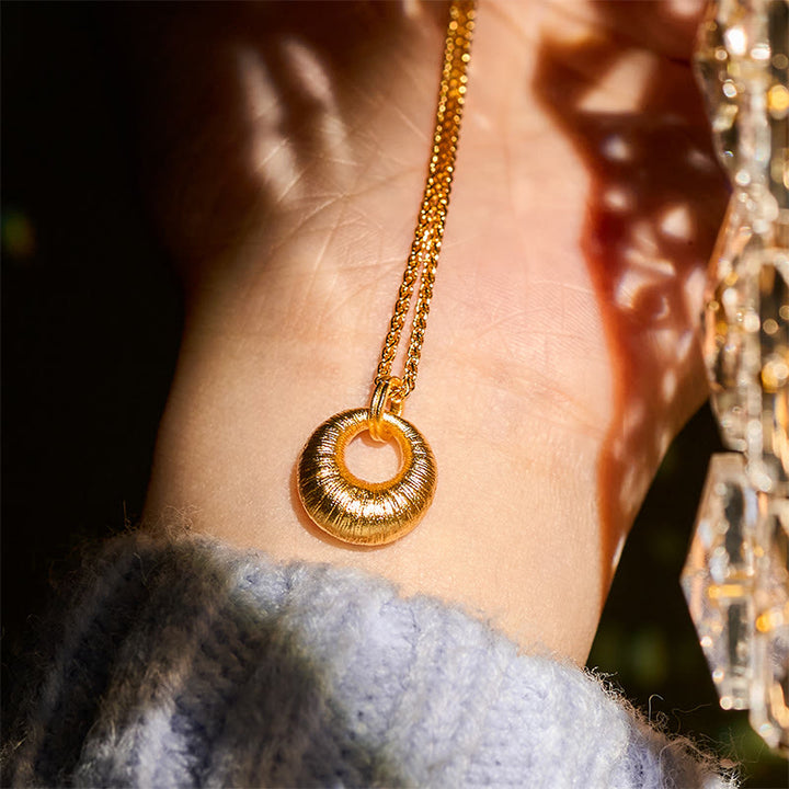 Buddha Stones24K 金メッキ 銅製平和のお守りチャームテクスチャ 富のネックレス ペンダント - image 6