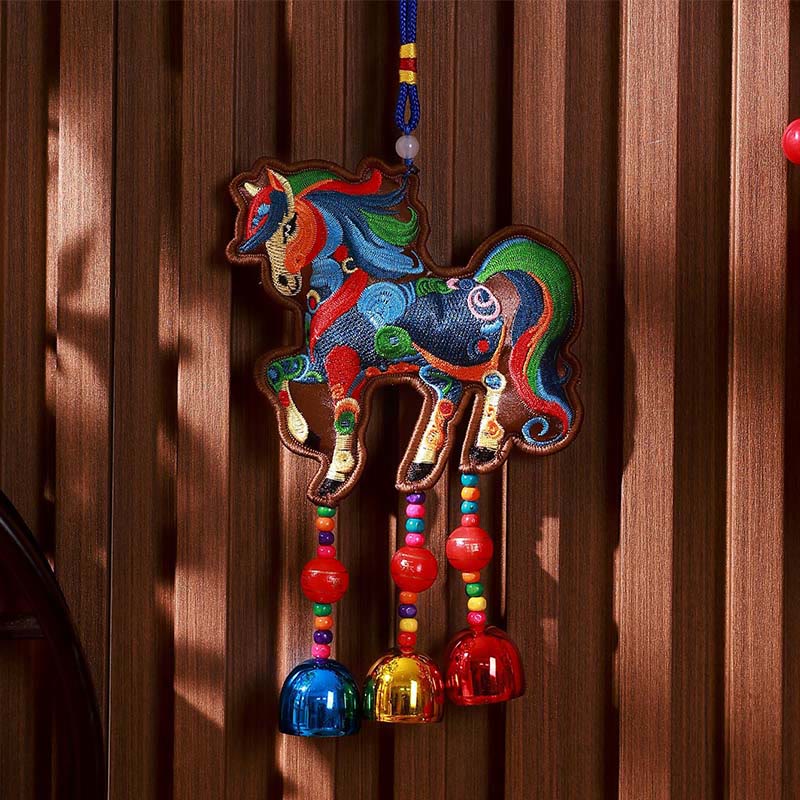 午年刺繍のBuddha Stones鈴タッセル吊り下げ装飾 - 茶色の背景にカラフルな馬のベル（10×13cm） - image 1