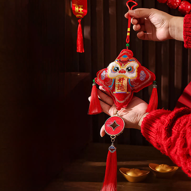 Buddha Stones刺繍 午年福文字 銅貨型赤紐吊り下げ装飾 - ライオン幸運（15×52cm） - image 9