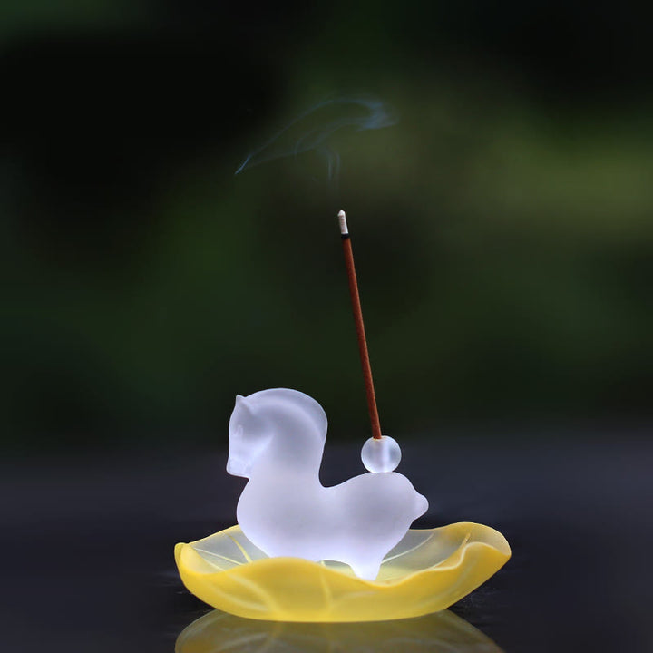 Buddha Stones馬年 蓮の実 蓮の葉 瑠璃 クリスタルアート作品 自宅 オフィス エネルギー装飾 - 香穴と黄色の蓮の葉のパッドが付いた馬 - image 3