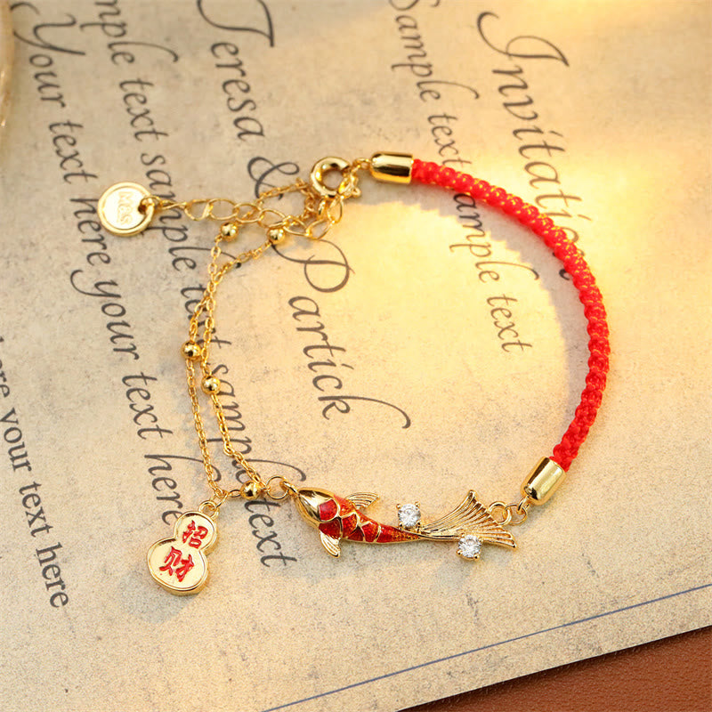 Buddha Stones 鯉チャームデザインの赤紐の幸運ブレスレット - image 3