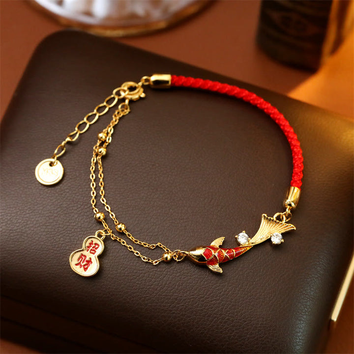 Buddha Stones 鯉チャームデザインの赤紐の幸運ブレスレット - 鯉（手首周り：14～17cm） - image 0