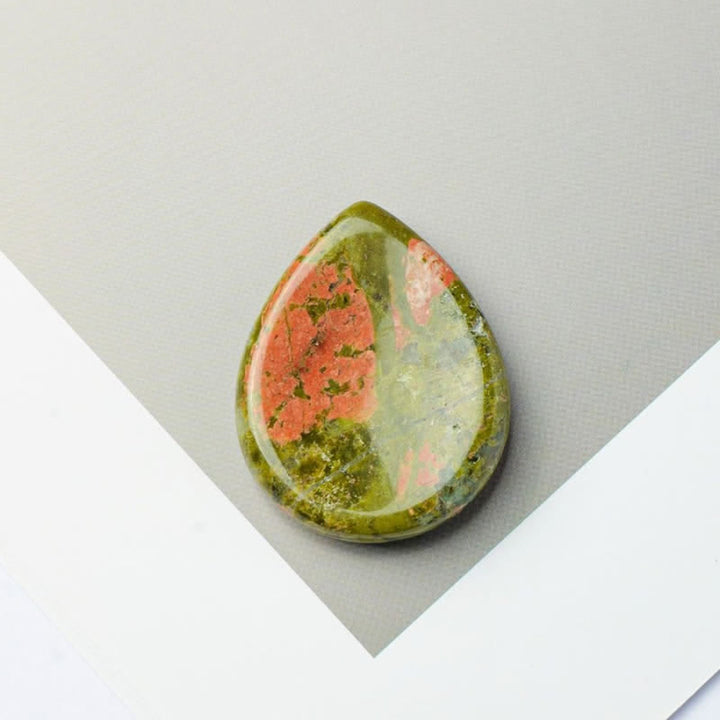Buddha Stones ティアドロップ型お守りクリスタル装飾石 34×26×7.8cm - 天然ウナカイト（色味は個体差があります） - 34×26×7.8mm - image 13