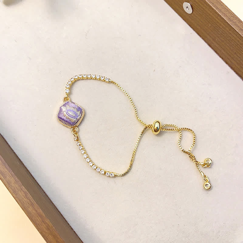 Buddha Stones 銅製幸運歌錦織スクエア型調節可能ブレスレット - 薄紫色（同系色 – 柄は異なる場合があります） - image 5