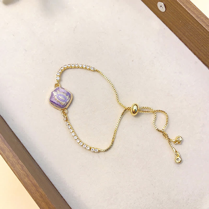 Buddha Stones 銅製幸運歌錦織スクエア型調節可能ブレスレット - 薄紫色（同系色 – 柄は異なる場合があります） - image 5