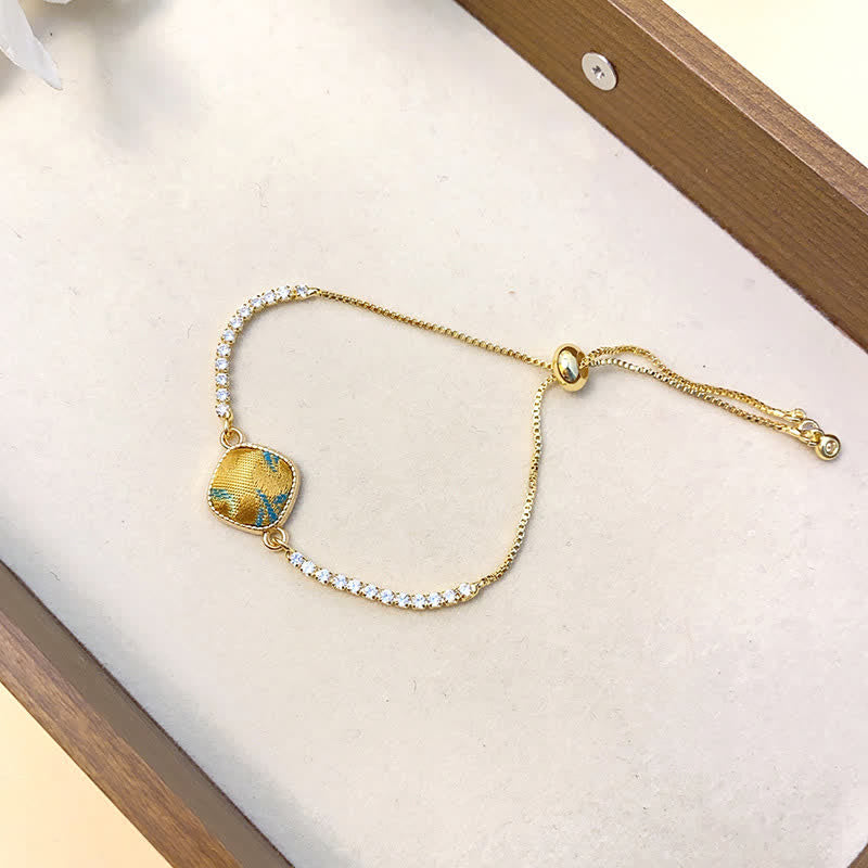 Buddha Stones 銅製幸運歌錦織スクエア型調節可能ブレスレット - ゴールドグリーン（同系色調 - 柄は異なる場合があります） - image 11