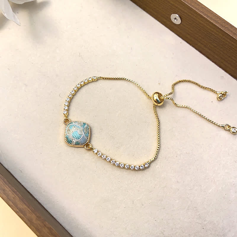Buddha Stones 銅製幸運歌錦織スクエア型調節可能ブレスレット - 薄緑色（同系色調 - 柄は異なる場合があります） - image 6