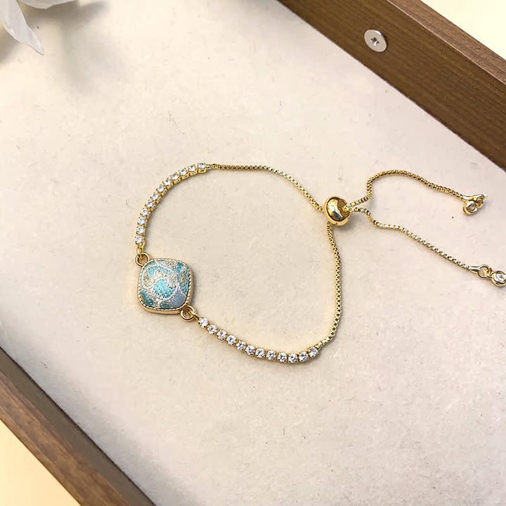 Buddha Stones 銅製幸運歌錦織スクエア型調節可能ブレスレット - 薄緑色（同系色調 - 柄は異なる場合があります） - image 6