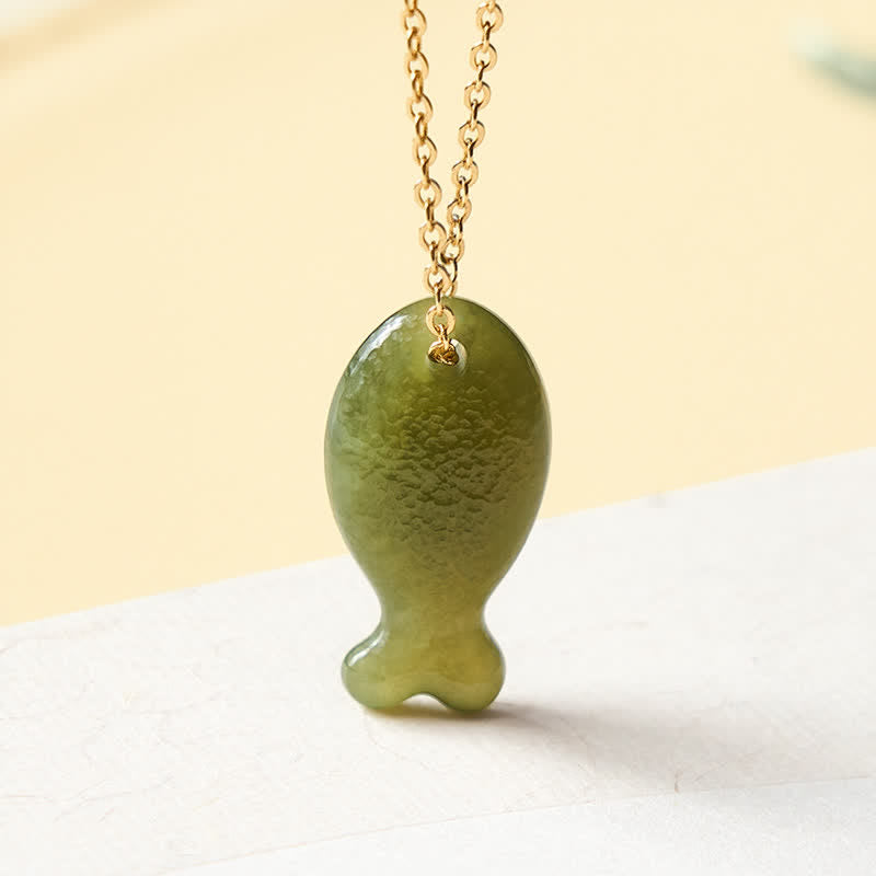 Buddha Stones 翡翠の小魚の幸運をモチーフにした手彫りペンダントネックレス - 天然翡翠（色味は個体差があります） - 925スターリングシルバー（良縁祈願♥穏やかさ） - image 0