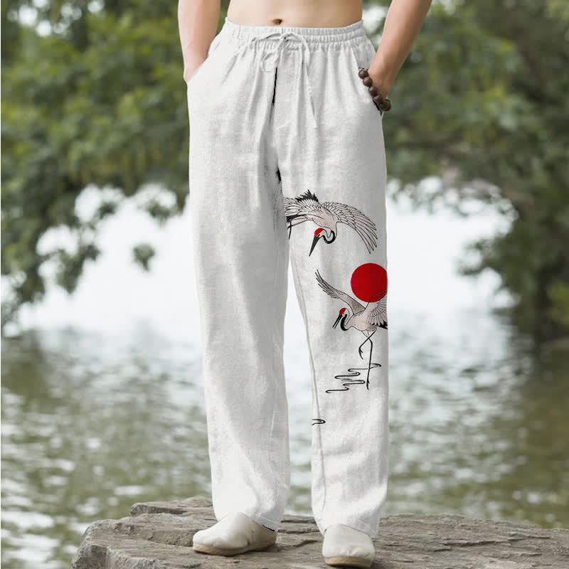 Buddha Stones 綿素材、赤い太陽鶴柄、メンズテーパードパンツ（ポケット付き） - リネン - US/UK/AU50、EU60（5XL） - image 0