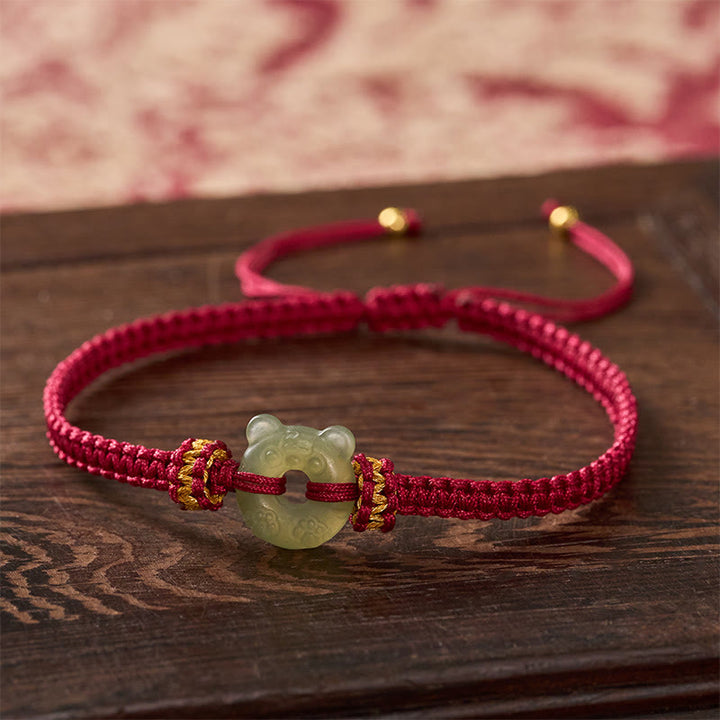 Buddha Stones 翡翠の虎の頭のデザイン、平和のお守りチャーム、グラウンディング、赤紐の編み込みブレスレット - 天然翡翠（色味は個体差があります） - 16～18cm - image 0