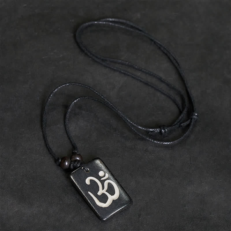 Buddha Stones 手彫りの骨ビーズ OM チベット瞑想ペンダントネックレス - image 1
