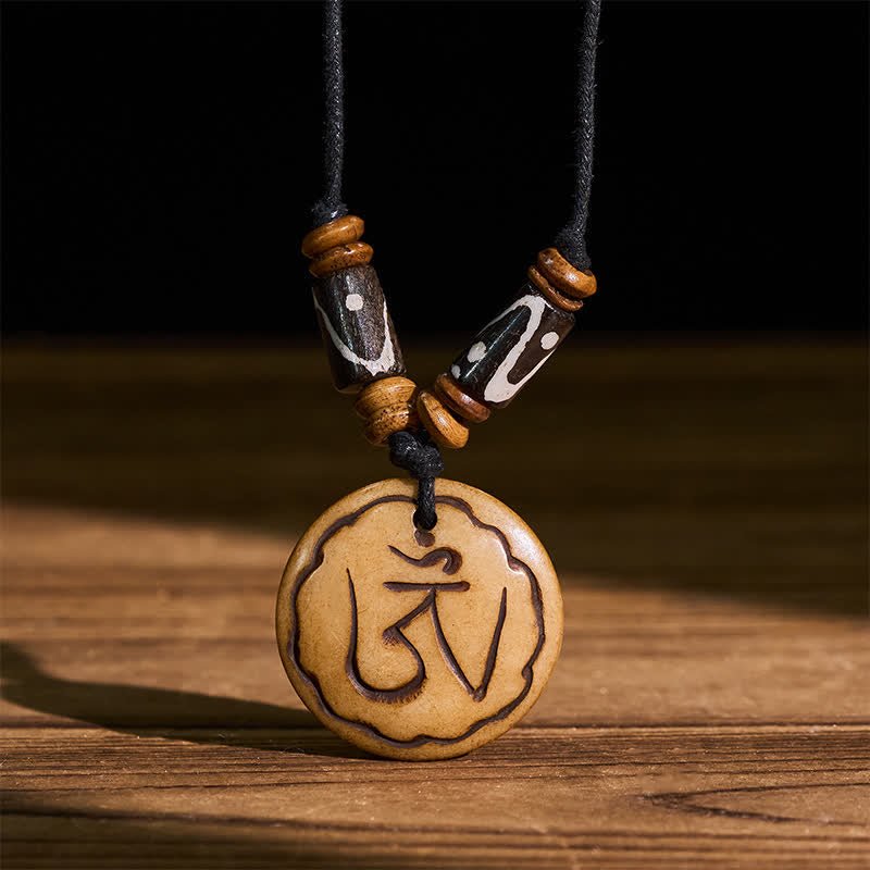Buddha Stones 骨ビーズOM手彫りチベットペンダント慈悲ネックレス - OM（マインドフルネス♥つながり） - image 0