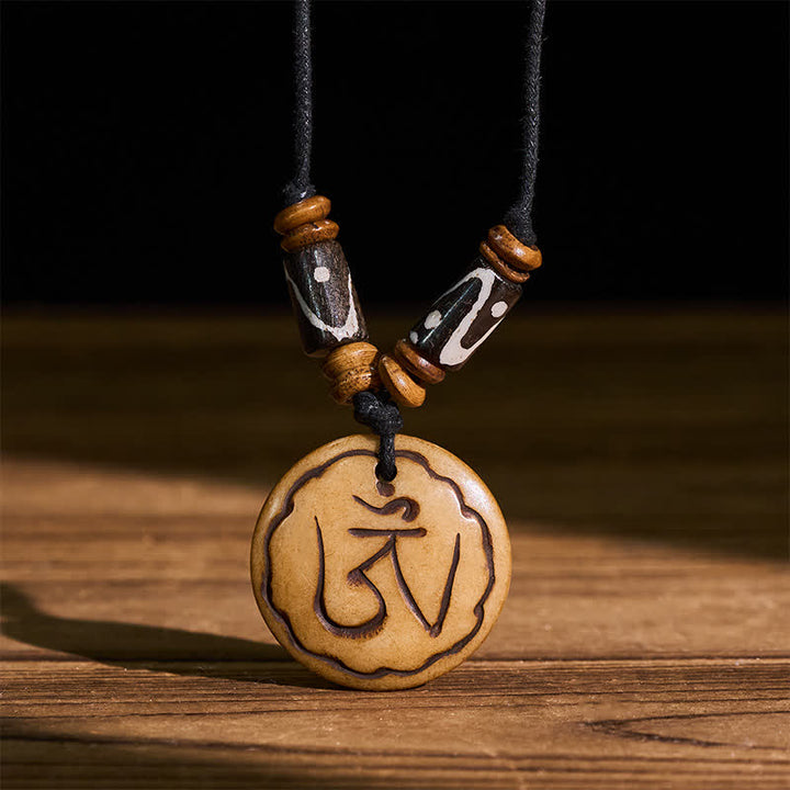 Buddha Stones 骨ビーズOM手彫りチベットペンダント慈悲ネックレス - OM（マインドフルネス♥つながり） - image 0