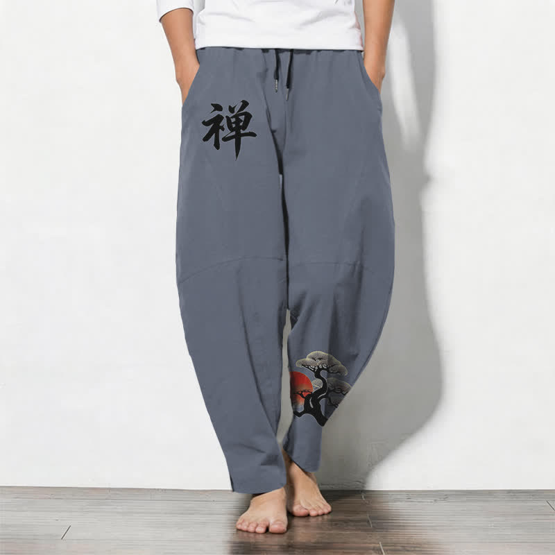 Buddha Stones 純綿素材、禅盆栽夕焼け柄、ドローストリング付きメンズテーパードパンツ（ポケット付き） - スレートグレー - US/UK/AU50、EU60（5XL） - image 0