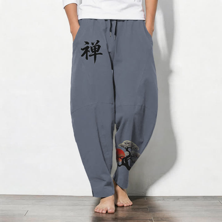 Buddha Stones 純綿素材、禅盆栽夕焼け柄、ドローストリング付きメンズテーパードパンツ（ポケット付き） - スレートグレー - US/UK/AU50、EU60（5XL） - image 0