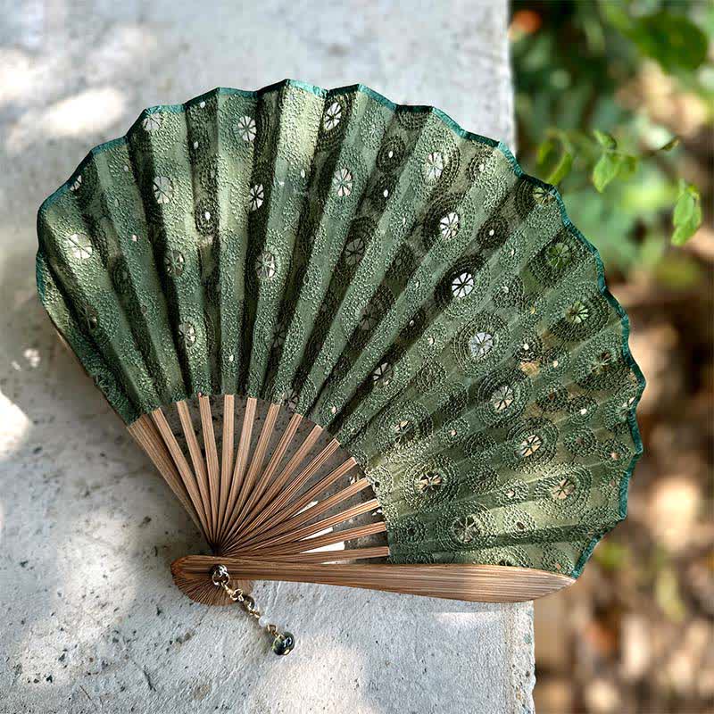 Buddha Stones 花蓮の純潔刺繍入り綿麻竹製折りたたみ扇子 - ダークグリーン - 閉じた状態のサイズ：約21.5cm / 8.5インチ - image 1