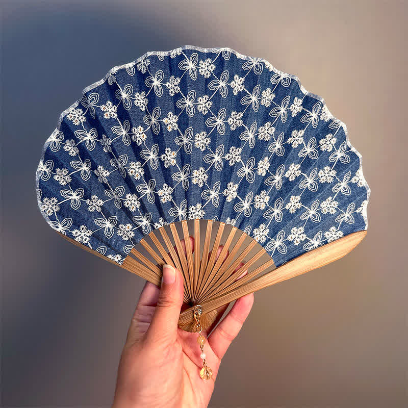Buddha Stones 花蓮の純潔刺繍入り綿麻竹製折りたたみ扇子 - ディープネイビー - 閉じた状態のサイズ：約21.5cm / 8.5インチ - image 4