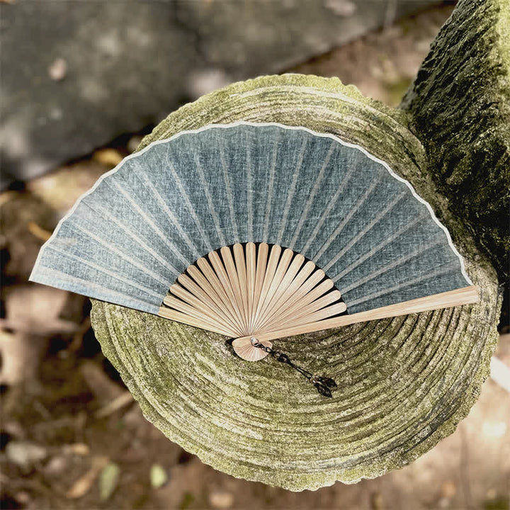 Buddha Stones 無地の素朴なエレガンス コットンリネン竹製折りたたみ扇子 22cm - ミスティブルー - 閉じた状態のサイズ：約22cm / 8.7インチ - image 16
