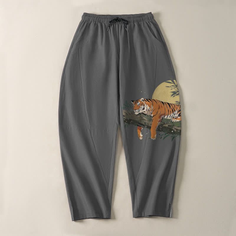 Buddha Stones 純綿素材、虎月柄、ドローストリング付き、ポケット付きメンズテーパードパンツ - image 13
