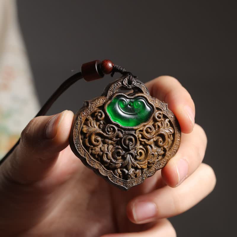 Buddha Stones スオウの木彫りグリーンアゲート幸運の願いを込めたロックネックレス - 願いを込めた南京錠 - image 0